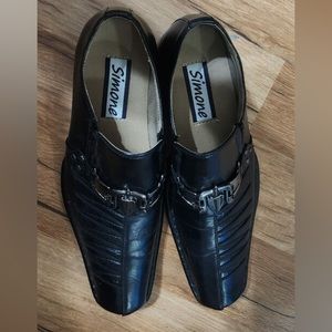 Black dress shoes  👞 never been worn .namebrand Simone